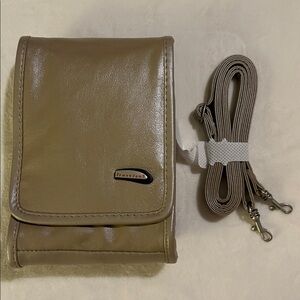 Travelon Crossbody wallet